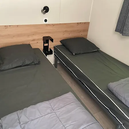 Mobil-home Baia مكان تخييم *